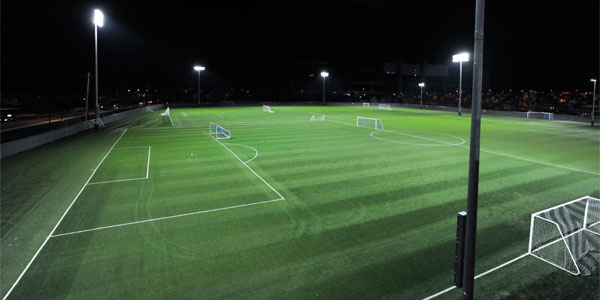 Cancha deportiva con césped sintético